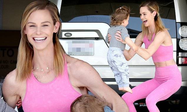 Jim Edmond - Meghan King - Meghan King Edmonds works out with her kids in garage - dailymail.co.uk - state California - county King - city Edmond, county King