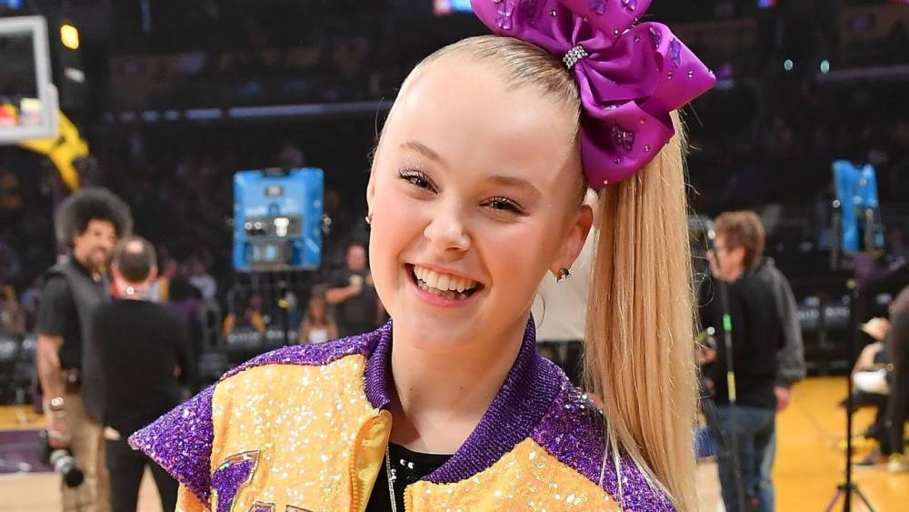 JoJo Siwa Ditches Her Ponytail and Bow Look Again for a Casual Braid - etonline.com