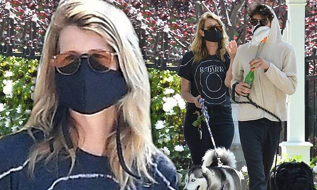 Laura Dern - Laura Dern is a beauty in black as the actress dons face mask to walk dogs with son Ellery, 18 - dailymail.co.uk - city Santa Monica - city Santa