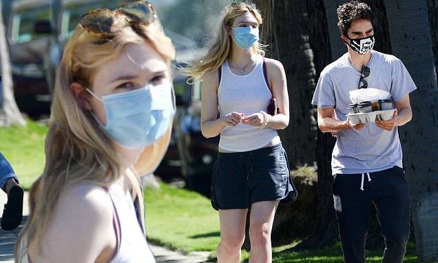 Calvin Klein - Max Minghella - Elle Fanning, 22, and boyfriend Max Minghella, 34, mask up - dailymail.co.uk - Los Angeles - county Sherman