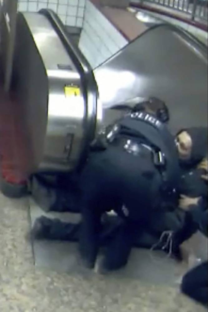Video shows Chicago officer shooting subway rider in back - clickorlando.com - city Chicago