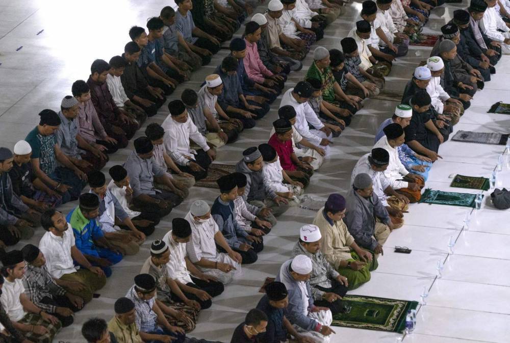 In Aceh, Indonesians pray at mosque but bring their own rugs - clickorlando.com - Indonesia