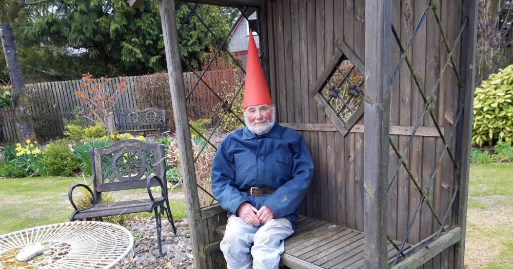 Isolating Scots grandad to make 40 mile trek around garden dressed as a gnome - dailyrecord.co.uk - Scotland - city Richmond