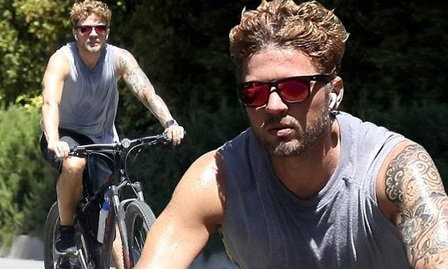 Ryan Phillippe - Ryan Phillippe goes mask-free for LA bike ride... after revealing he's looking for a 'quaran-queen' - dailymail.co.uk - Los Angeles - city Los Angeles - county Los Angeles