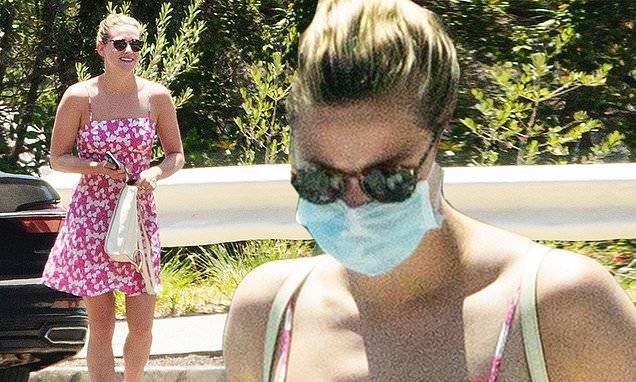 Lili Reinhart - Riverdale's Lili Reinhart wears surgical mask with her pink mini-dress to go house-hunting in LA - dailymail.co.uk - Los Angeles - state Ohio - county Los Angeles