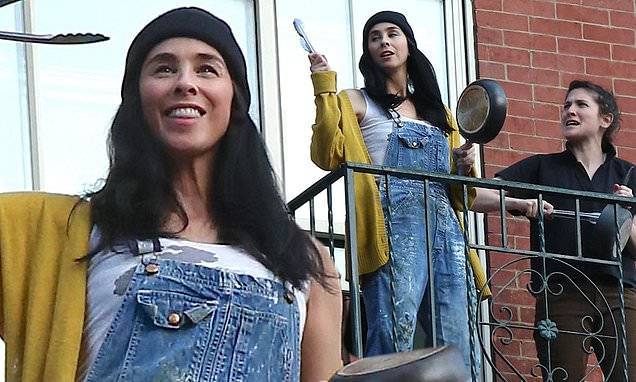 Annie Segal - Sarah Silverman stays toasty in a sweater as she cheers for healthcare workers in New York City - dailymail.co.uk - city New York