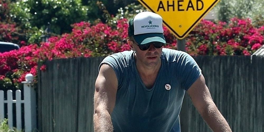 Chris Martin - Dakota Johnson - Chris Martin Shows Off His Muscles on a Bike Ride in Malibu - justjared.com - city Malibu