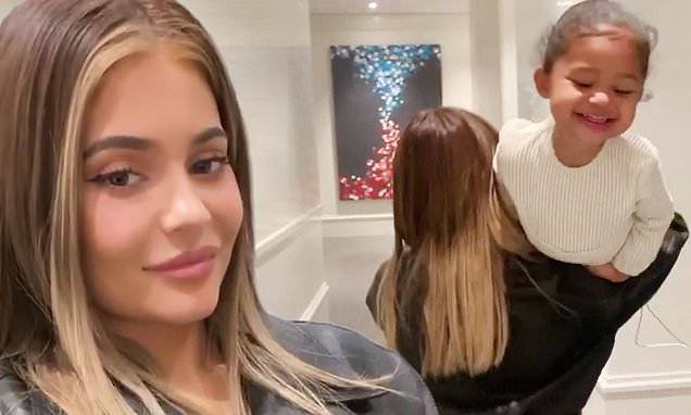 Kylie Jenner - Kylie Jenner claps back at follower who criticized her bronde tresses - dailymail.co.uk