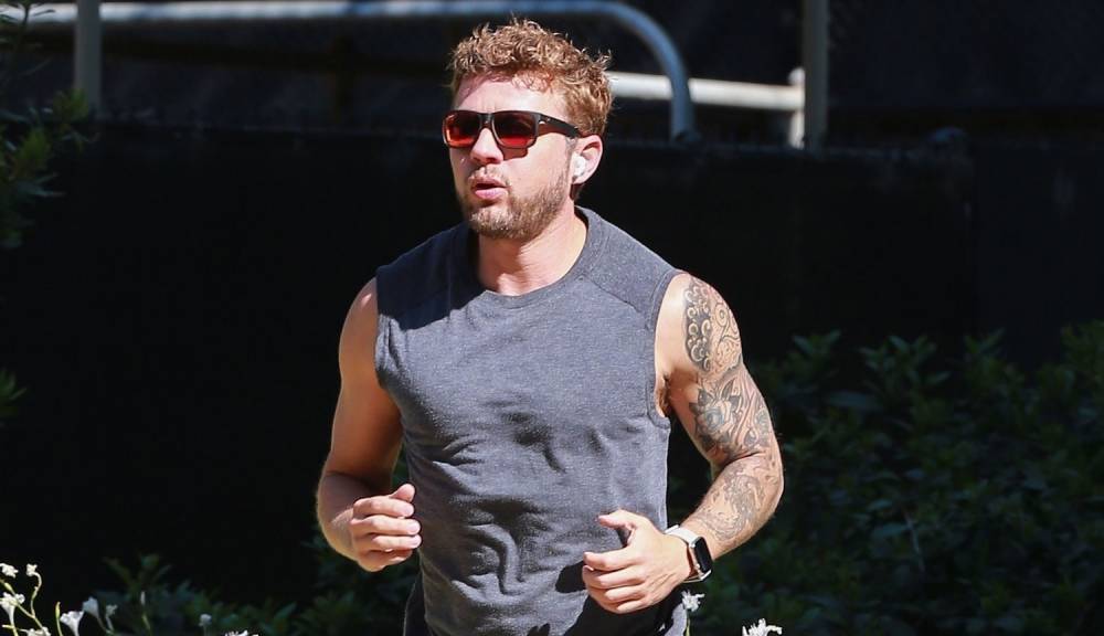 Ryan Phillippe - Ryan Phillippe Shows Off Toned Muscles During a Jog - justjared.com - city Santa Monica