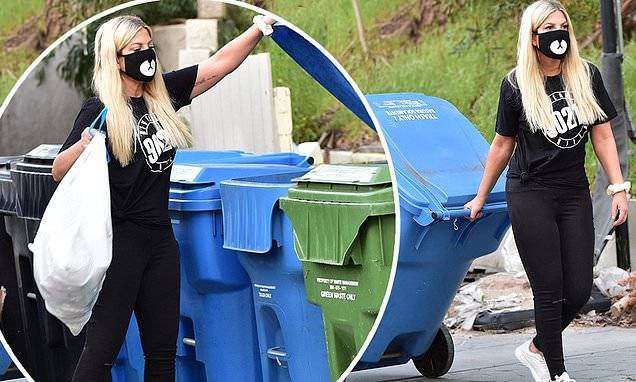 Tori Spelling - Tori Spelling covers her face with an animal mask as she takes out the trash - dailymail.co.uk - Los Angeles - city Los Angeles
