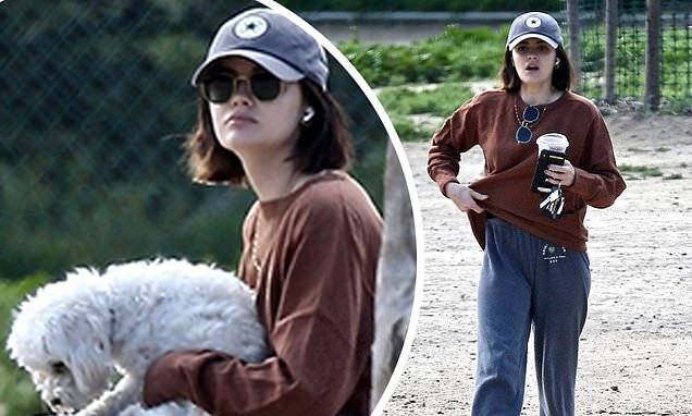 Lucy Hale - Lucy Hale wears sporty outfit while taking pooch Elvis out for exercise at dog park in Los Angeles - dailymail.co.uk - Los Angeles - city Los Angeles - county Hale