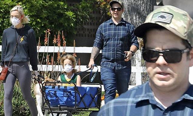 Ozzy Osbourne - Sharon Osbourne - Jack Osbourne - Aree Gearhart - Jack Osbourne pulls daughter Pearl in wagon as they stroll with his girlfriend Aree Gearhart - dailymail.co.uk - Los Angeles - city Los Angeles