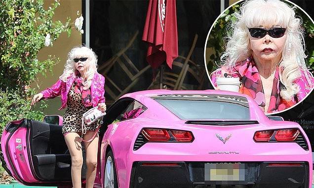 Los Angeles billboard star Angelyne, 69, braves the open air sans mask and gloves during coffee run - dailymail.co.uk - Los Angeles - city Los Angeles