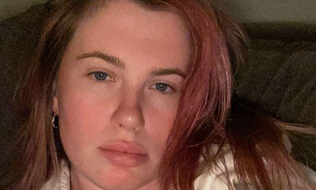 Kim Basinger - Ireland Baldwin reveals she's dyed her hair pink as she whiles away the time in self-isolation in LA - dailymail.co.uk - Ireland