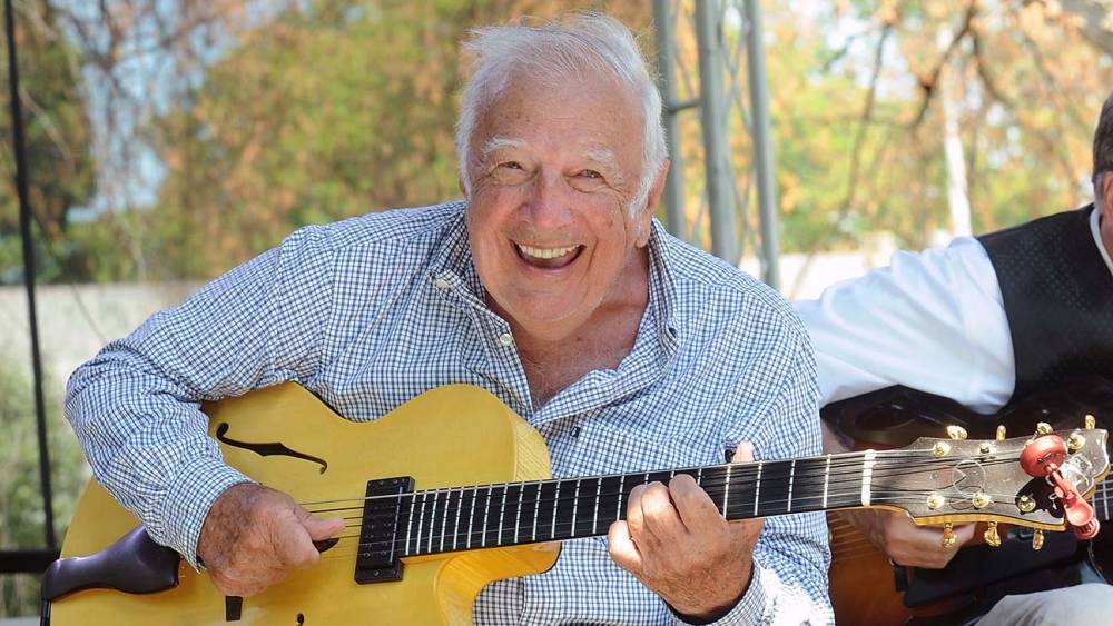 Bucky Pizzarelli, Hall of Fame Jazz Guitarist, Dies From Coronavirus at 94 - hollywoodreporter.com - New York - state New Jersey - city Paterson, state New Jersey