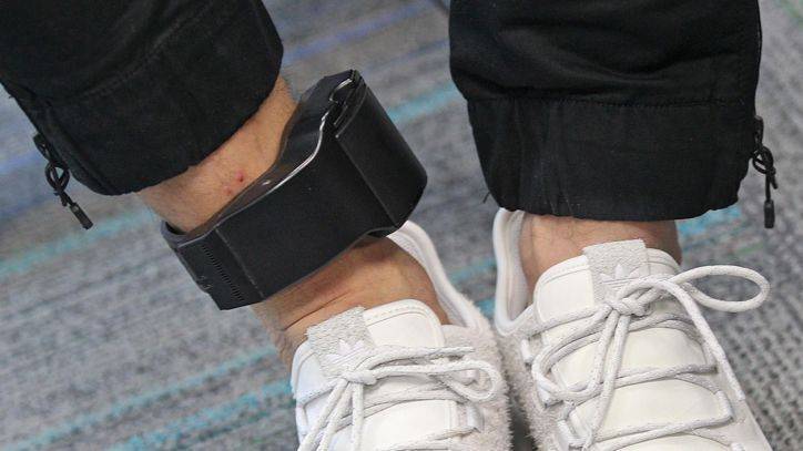 Greg Fischer - Kentucky judges order coronavirus patients, others to wear GPS ankle monitors for refusing to stay home - fox29.com - state Kentucky - city Louisville, state Kentucky