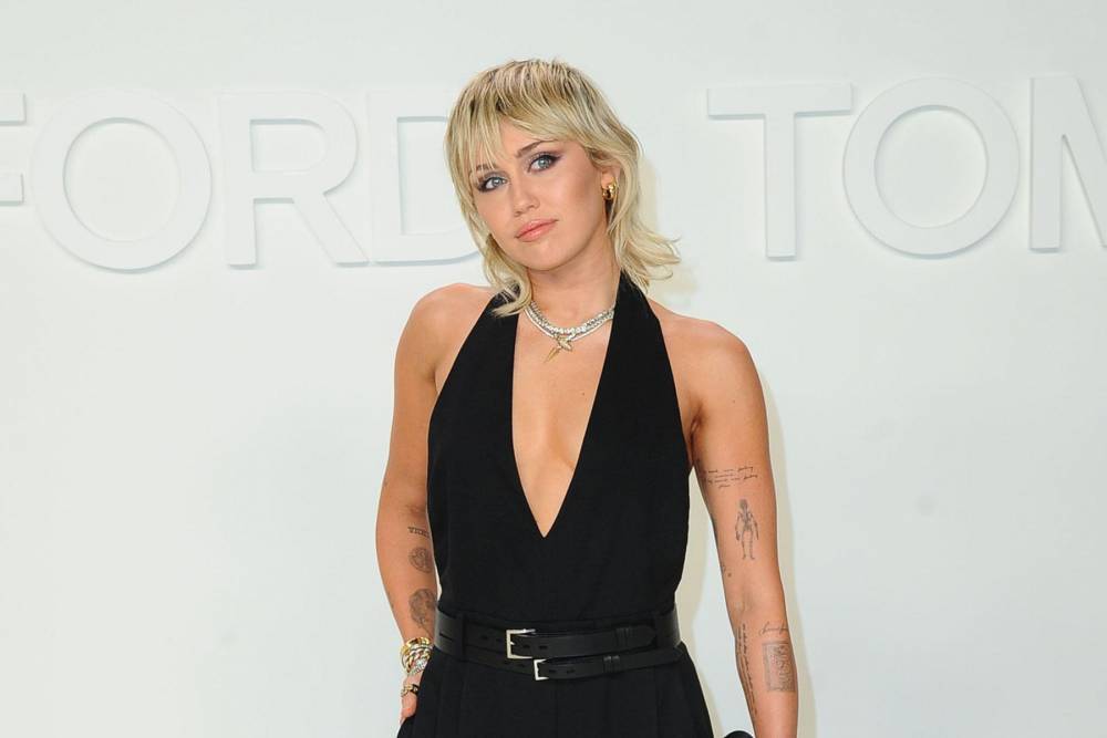 Miley Cyrus helps MAC Cosmetics announce $10 million Covid-19 donation - hollywood.com