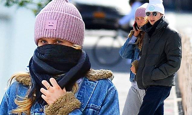Sailor Brinkley-Cook covers face with scarf after taking backlash for wearing N95 mask amid shortage - dailymail.co.uk - city Brooklyn