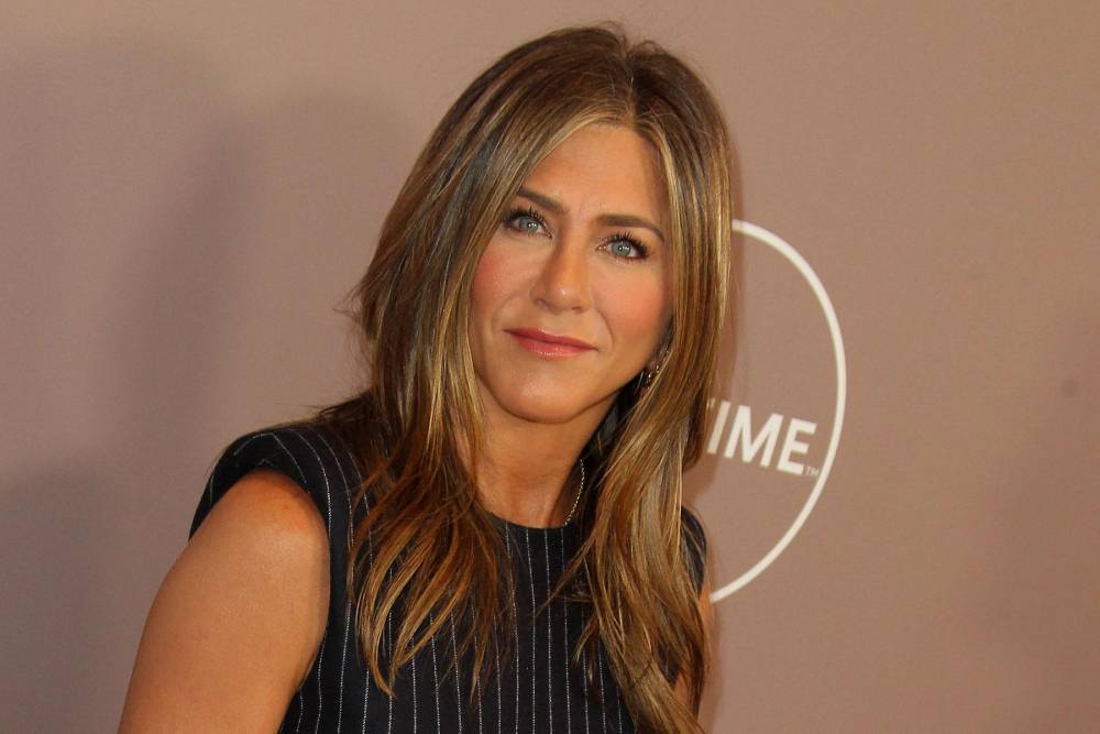 Jimmy Kimmel - Jennifer Aniston - Jennifer Aniston surprises hospital staff with $10,000 food delivery coupons - hollywood.com - state Utah - city Fairbanks, county Kimball - county Kimball