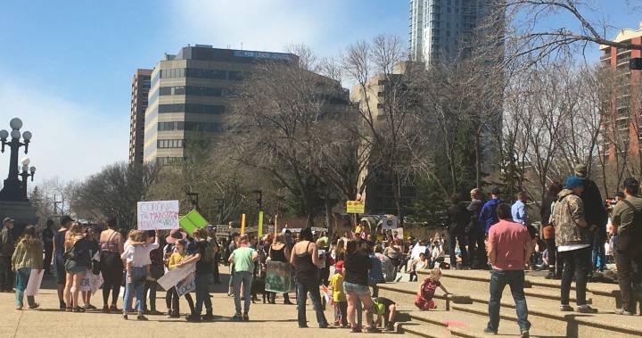 Hundreds protest COVID-19 social restrictions at Alberta legislature grounds - globalnews.ca
