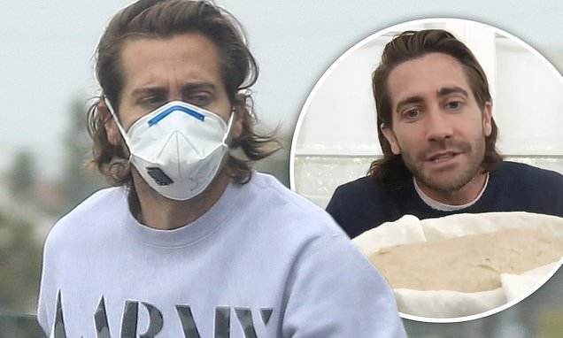 Jake Gyllenhaal - Jake Gyllenhaal wears COVID-19 mask to shop at Erewhon in LA... after baking sourdough bread - dailymail.co.uk - city Santa Monica - county Los Angeles