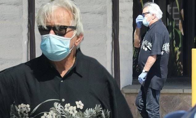 Lily Tomlin - Martin Sheen - Martin Sheen takes break from quarantine and wears mask and gloves for trip to buy lunch in Malibu - dailymail.co.uk - city Malibu