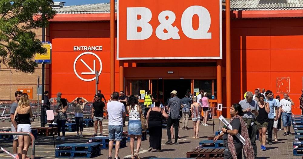 BQ reopens all 288 stores despite mile-long queues outside during lockdown - mirror.co.uk - Britain