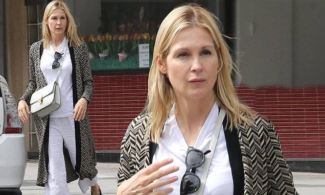 Kelly Rutherford - Kelly Rutherford of Gossip Girl fame dons all white as she picks up food without a mask - dailymail.co.uk - Italy - city Beverly Hills