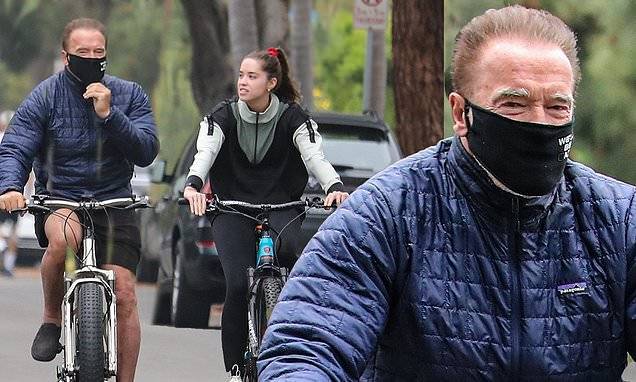 Arnold Schwarzenegger - Arnold Schwarzenegger masks up for bike ride with daughter Christina - dailymail.co.uk - Los Angeles - state California - city Los Angeles