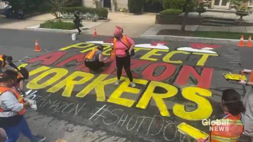 Jeff Bezos - Activists paint mural outside Jeff Bezos’s home demanding PPE for Amazon workers - globalnews.ca - Washington