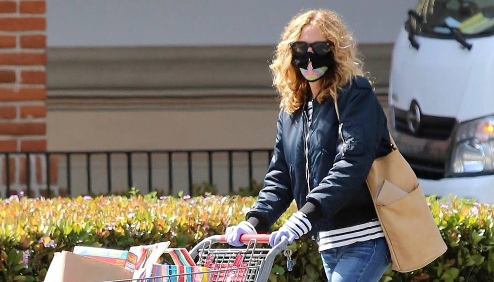 Julia Roberts Wears a Mask & Gloves While Shopping at CVS - justjared.com - Los Angeles - city Malibu
