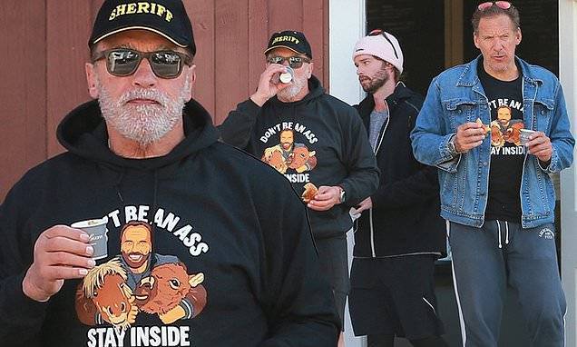 Arnold Schwarzenegger - Arnie ignores his own advice as he wears 'stay inside' hoodie while enjoying coffee at cafe - dailymail.co.uk - Los Angeles