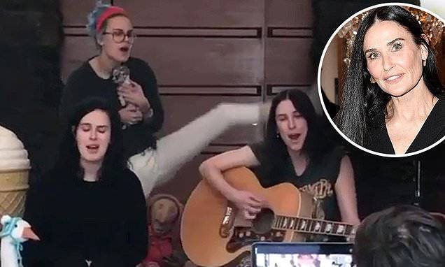 Tallulah Willis - Demi Moore shows off her daughters Rumer, Scout and Tallulah's musical talent during self-quarantine - dailymail.co.uk
