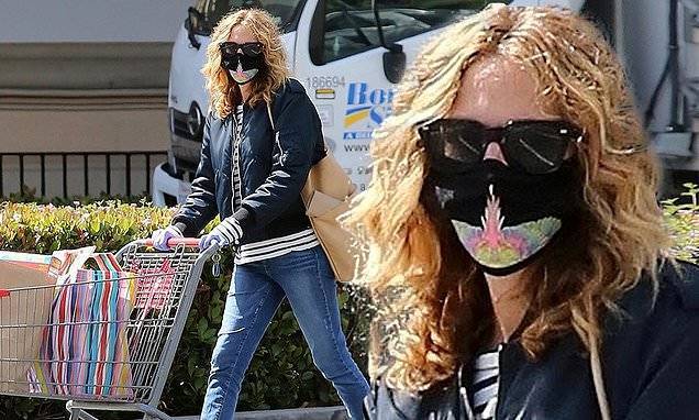 Eric Garcetti - Julia Roberts - Julia Roberts wears artsy face mask and gloves as she puts safety first on morning errand run - dailymail.co.uk - Los Angeles - city Malibu