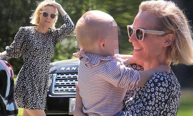 Diane Kruger - Diane Kruger joyfully holds her 16-month-old daughter on a stroll amid coronavirus pandemic - dailymail.co.uk - Los Angeles - state California