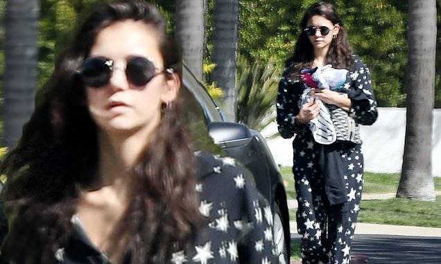 Nina Dobrev - Nina Dobrev drapes fab figure in stylish starry jumpsuit as she steps out for some exercise in LA - dailymail.co.uk - Los Angeles - city Los Angeles