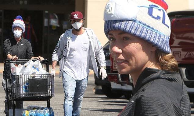 Kendra Wilkinson - Kendra Wilkinson wears a respirator mask as she goes to the grocery tore with a male friend - dailymail.co.uk - Usa - Los Angeles - city Los Angeles