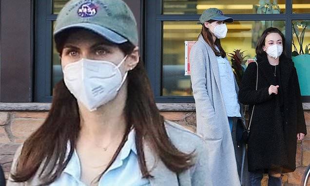 Alexandra Daddario dons surgical mask and wraps up in long coat as she goes grocery shopping in LA - dailymail.co.uk - Los Angeles - city Los Angeles