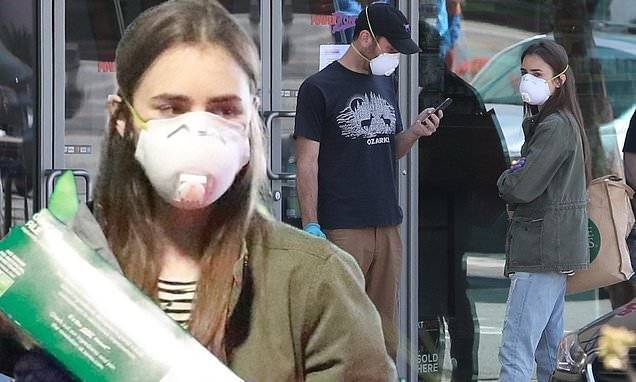 Emilia Clarke - Charlie Macdowell - Phil Collins - Lily Collins - Lily Collins and director beau Charlie McDowell mask up to pop out for supplies - dailymail.co.uk - Los Angeles - city Los Angeles