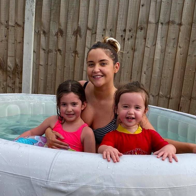 Dan Osborne - Jacqueline Jossa brings a summer holiday to the house as she plays in a paddling pool with daughters Mia and Ella - thesun.co.uk