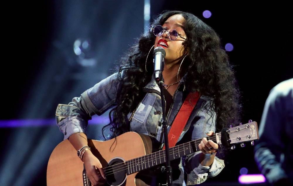 H.E.R. gives entire team funds to help them through the coronavirus crisis - nme.com