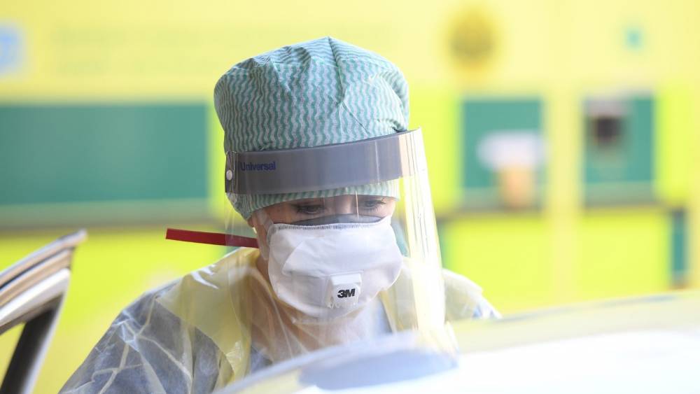 Over 900 healthcare workers have contracted virus, figures show - rte.ie - Ireland
