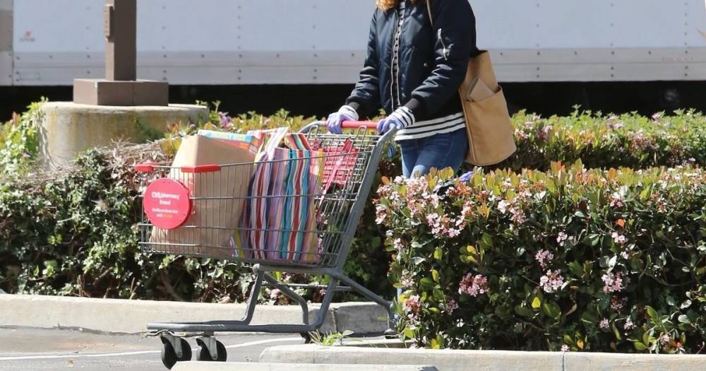Julia Roberts - Julia Roberts wears bizarre coronavirus facemask as she stocks up at supermarket - mirror.co.uk - state California