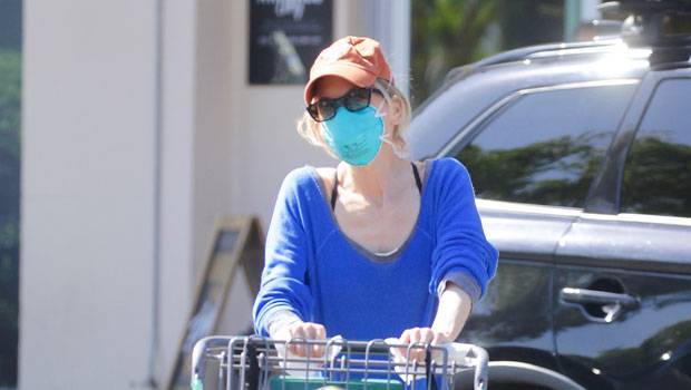 Renee Zellweger, 50, Wears Bright Blue Protective Gear During Grocery Store Outing - hollywoodlife.com - Los Angeles - state Texas