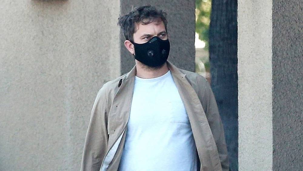 Joshua Jackson - Dad-to-Be Joshua Jackson Protects Himself With a Mask While Grocery Shopping - justjared.com - Los Angeles