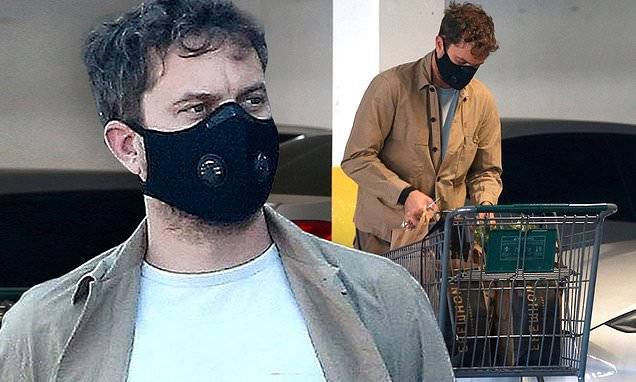 Joshua Jackson - Joshua Jackson dons a face mask while grocery shopping as he and Jodie Turner-Smith await baby - dailymail.co.uk - state California - city Los Angeles - Los Angeles, state California