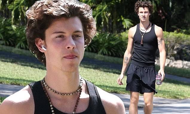 Camila Cabello - Shawn Mendes - Shawn Mendes shows off his guns as he takes a walk without Camila Cabello during quarantine in Miami - dailymail.co.uk - county Miami