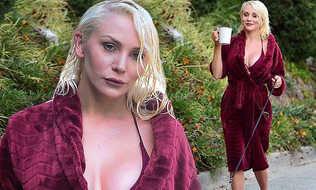 Courtney Stodden - Marilyn Monroe - Courtney Stodden leaves little to the imagination in a robe as she takes her new puppy for a walk - dailymail.co.uk - Los Angeles - city Los Angeles