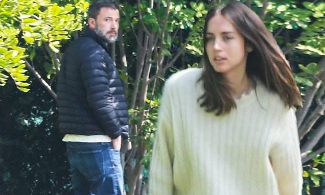 Ana De-Armas - Ben Affleck and girlfriend Ana de Armas get food delivered as they self-isolate together - dailymail.co.uk - Usa