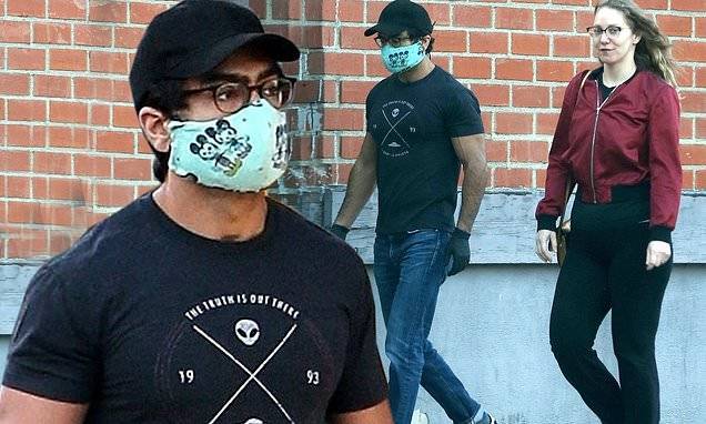 Kumail Nanjiani shows off his superhero arms as he masks up to step out with wife Emily Gordon - dailymail.co.uk - county Gordon
